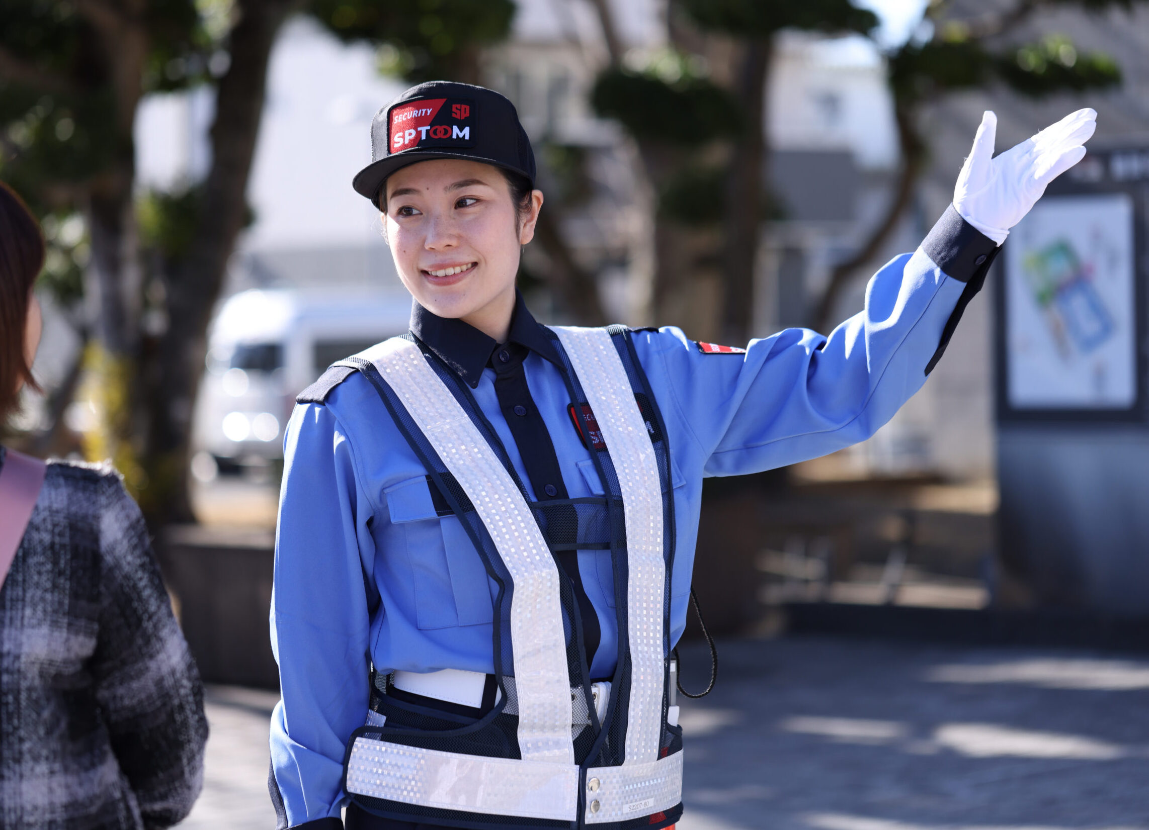 イベント来場者を誘導する警備員
